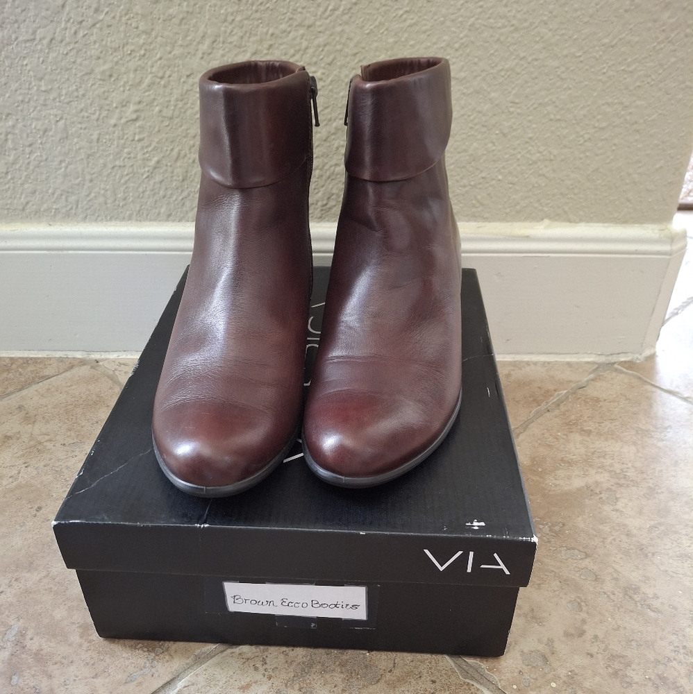 New Ecco brown leathet ankle boots, Sz 40, Comfy flat rubber Soles